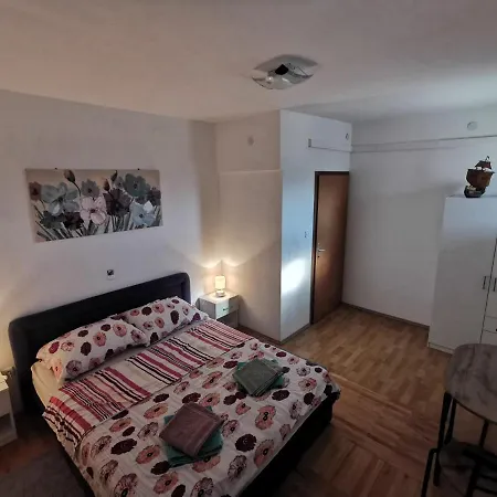 Large Duje Apartment Kastela